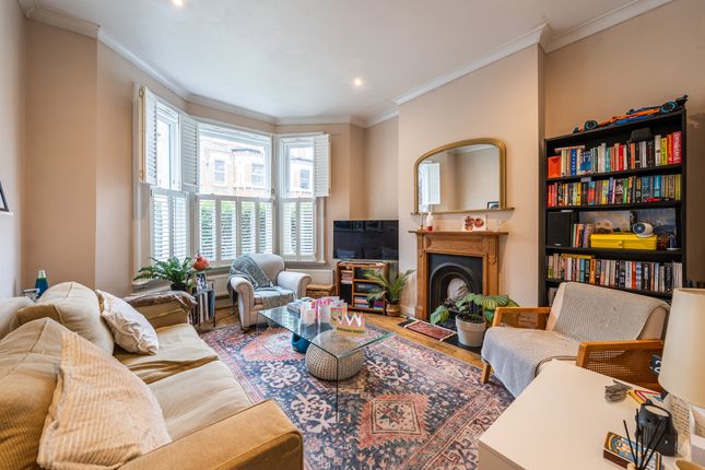 1 bed property, in Tremadoc Road, £550,000
