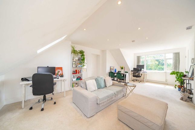 1 bed property, in Magdalen Road, £450,000