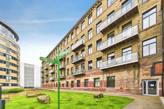 2 bed property, in Salts Mill Road, £130,000