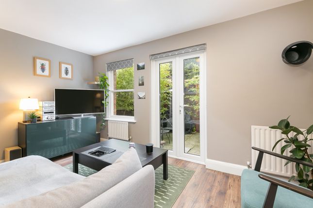 1 bed property, in Chichester Mews, £290,000