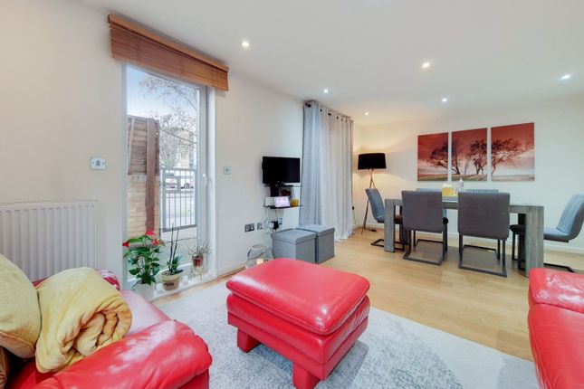 2 bed property, in Walton Road, £290,000