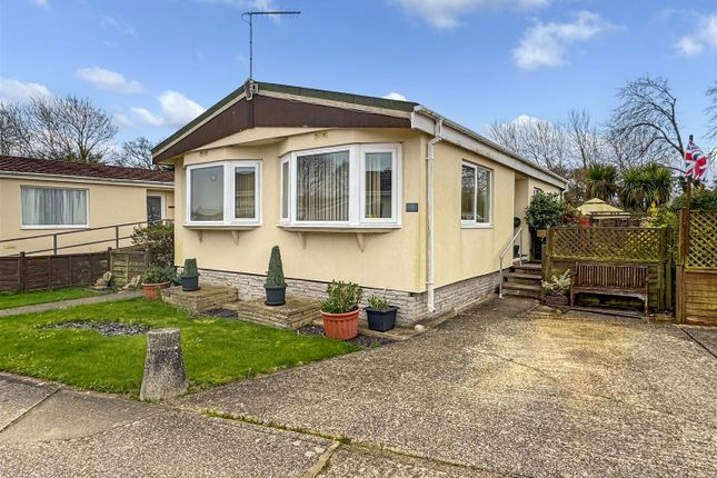 2 bed property, in Hook Lane, £125,000