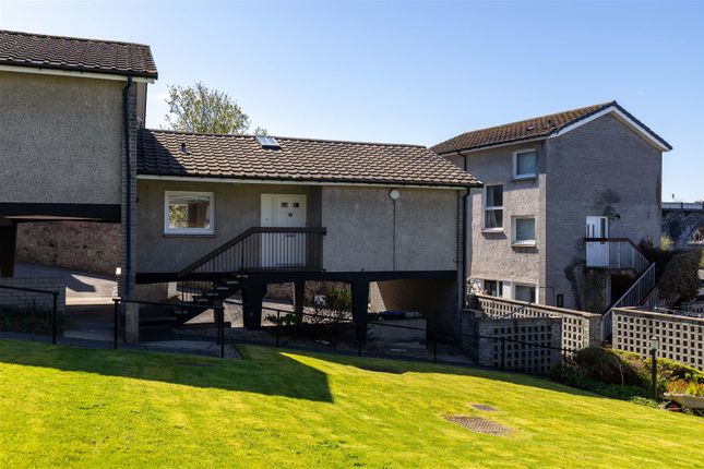 1 bed property, in Main Street, £125,000