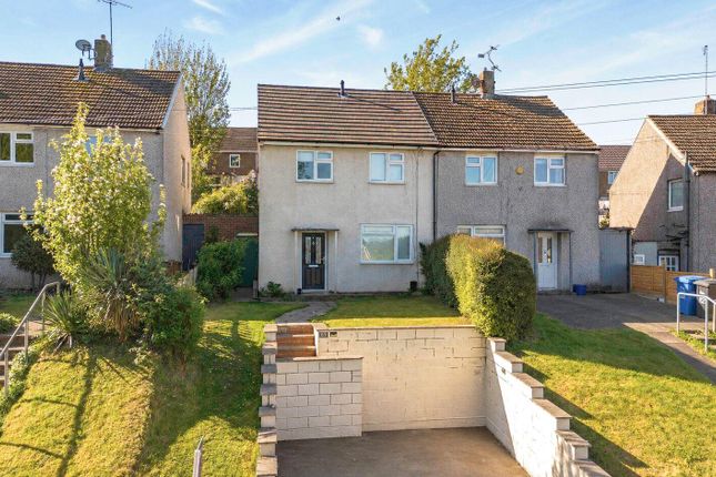2 bed property, in Hawfield Lane, £160,000