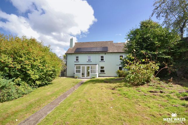 5 bed property, in Pentrecagal, £350,000