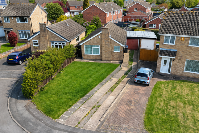 2 bed property, in Overfield Close, £220,000