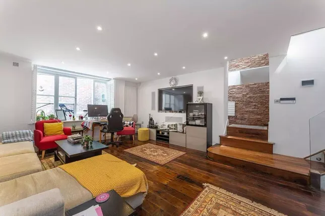 3 bed property, in Augusta Walk, £765,000