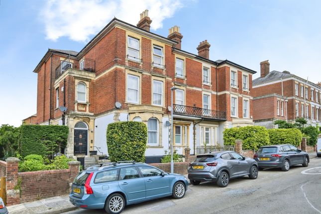 2 bed property, in Wyndham Road, £220,000