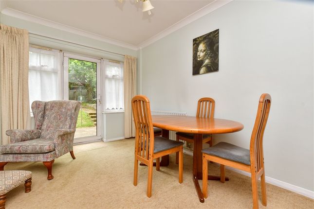 3 bed property, in Mosslea Road, £450,000