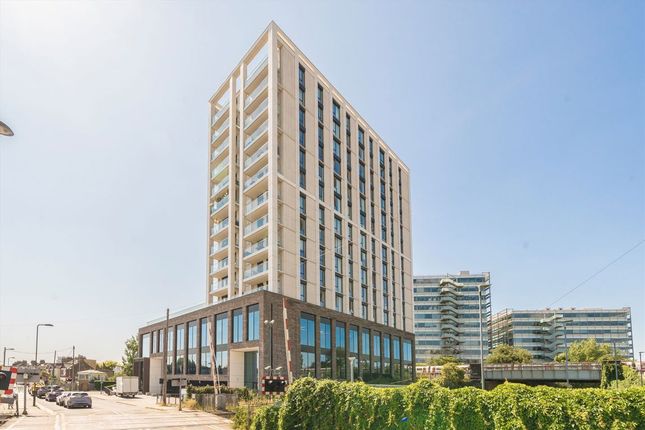 1 bed property, in Bollo Lane, £320,000