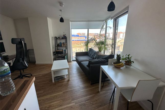 1 bed property, in Plaza Boulevard, £100,000