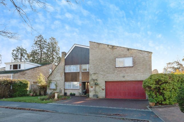 4 bed property, in Yockley Close, £800,000