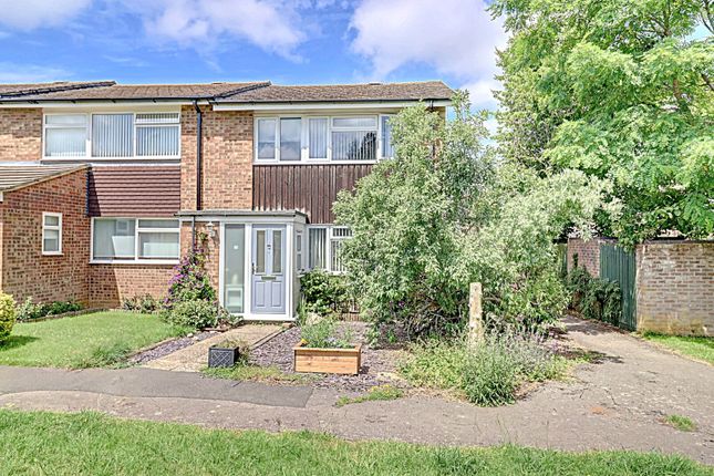 3 bed property, in Pine Walk, £450,000