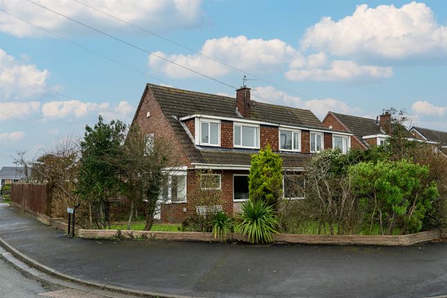 3 bed property, in Priory Close, £245,000