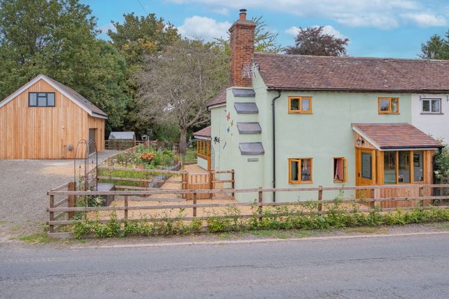 2 bed property, in Staplow, £495,000