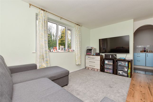 2 bed property, in Chipstead Close, £240,000