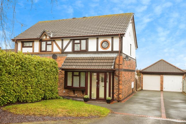 2 bed property, in Pippins Close, £210,000