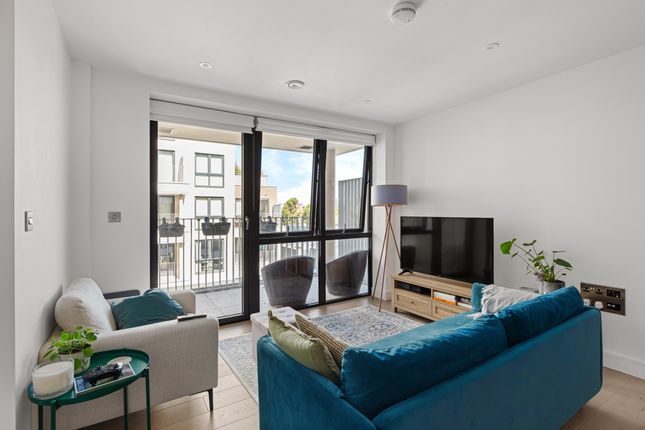 1 bed property, in Clapham Road, £475,000