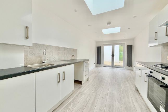 2 bed property, in Western Road, £195,000