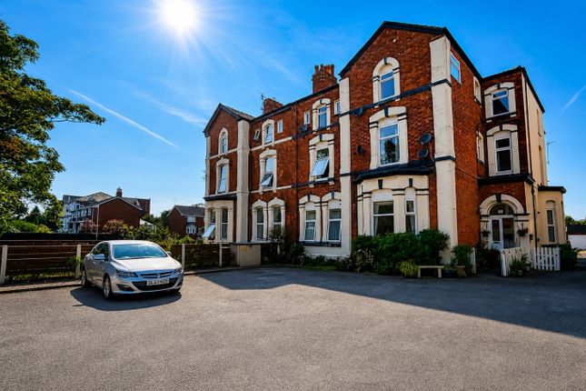 2 bed property, in Queens Road, £100,000