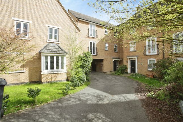 2 bed property, in Crackthorne Drive, £160,000
