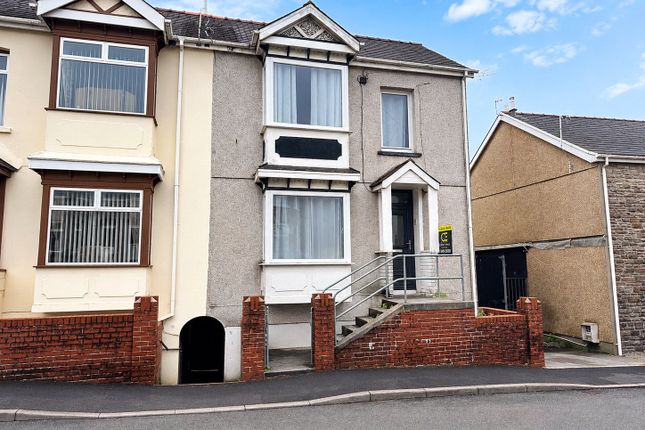 3 bed property, in High Street, £125,000