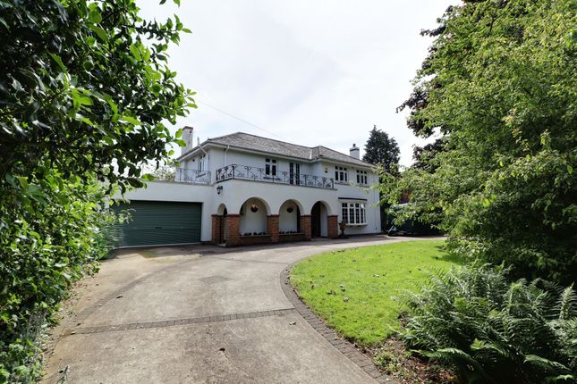 5 bed property, in Westcliff Gardens, £595,000