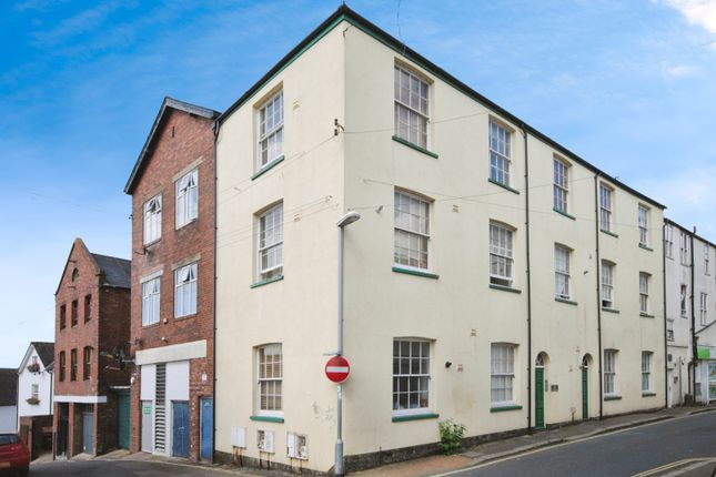 1 bed property, in King Street, £125,000