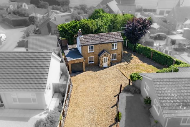 2 bed property, in Wimblington Road, £250,000