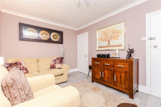 1 bed property, in Southill Road, £130,000