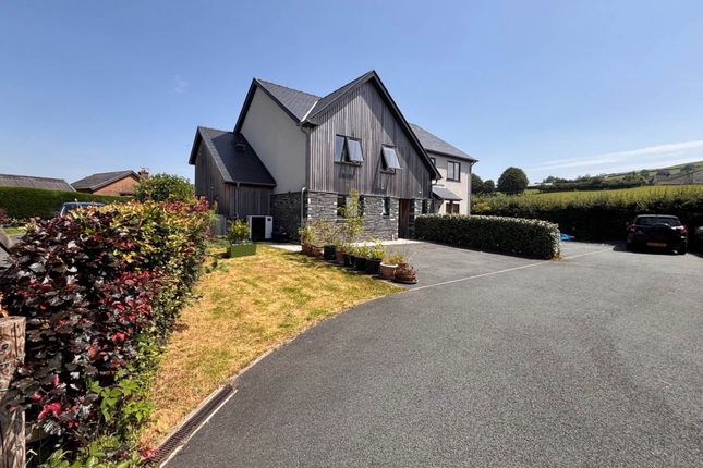 3 bed property, in Pencaemawr, £325,000