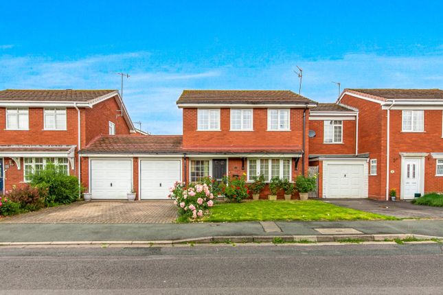 4 bed property, in Heron Close, £400,000