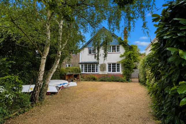 4 bed property, in Satchell Lane, £600,000