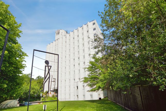 2 bed property, in Belgrave Road, £375,000