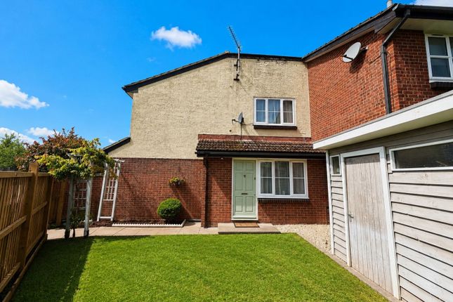 1 bed property, in Windermere Close, £290,000