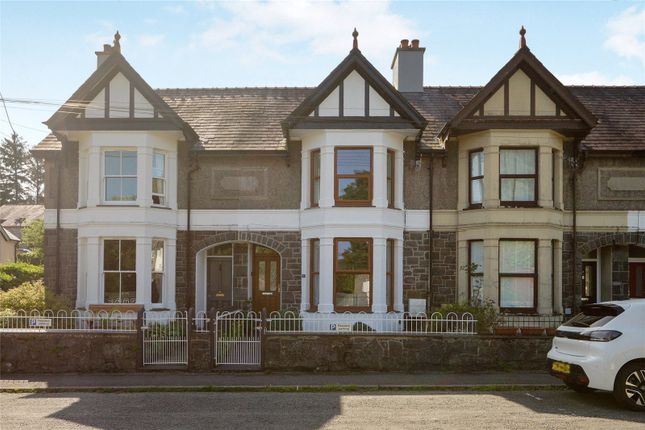 2 bed property, in York Terrace, £275,000