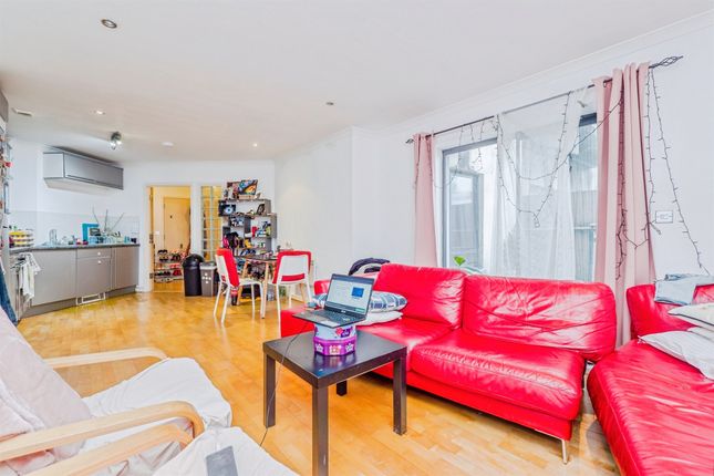 1 bed property, in Caroline Street, £95,000