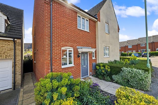 2 bed property, in Brambling Close, £240,000