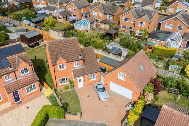 3 bed property, in Blackthorn Close, £289,950