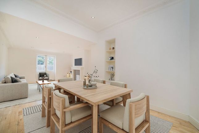 2 bed property, in Upper Tachbrook Street, £625,000