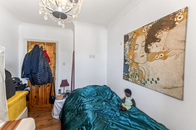 2 bed property, in Central Gardens, £250,000