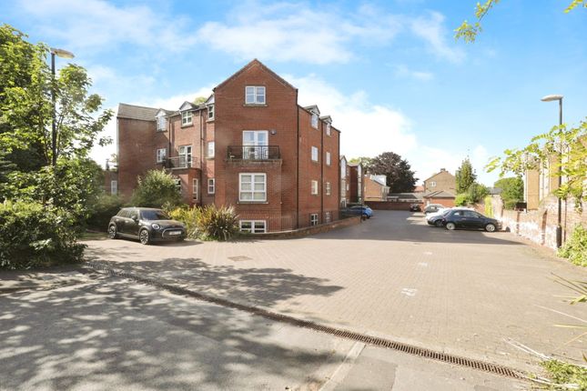 2 bed property, in Lawrence Street, £160,000