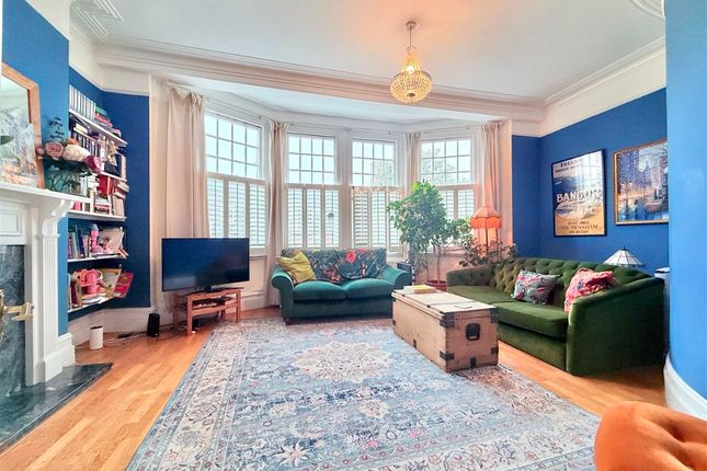 3 bed property, in Fortis Green Road, £570,000