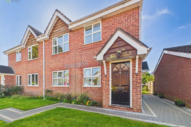 2 bed property, in Beauchamp Close, £180,000