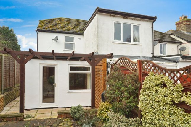 2 bed property, in Newmarket Road, £210,000