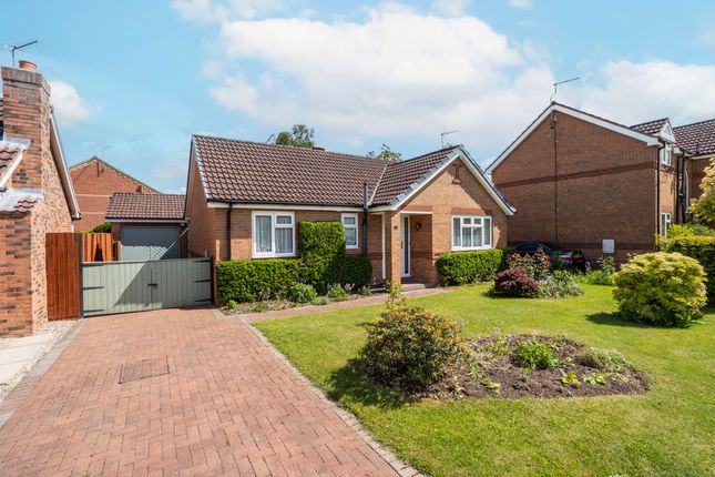 2 bed property, in Oakwood Park, £250,000