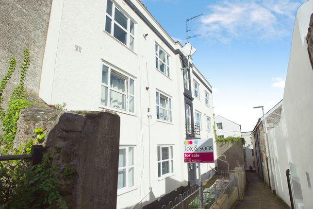 2 bed property, in Castle Dyke Lane, £125,000