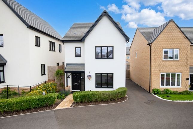 3 bed property, in Mandarin Close, £354,995