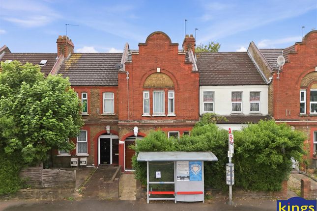 2 bed property, in Lea Bridge Road, £290,000