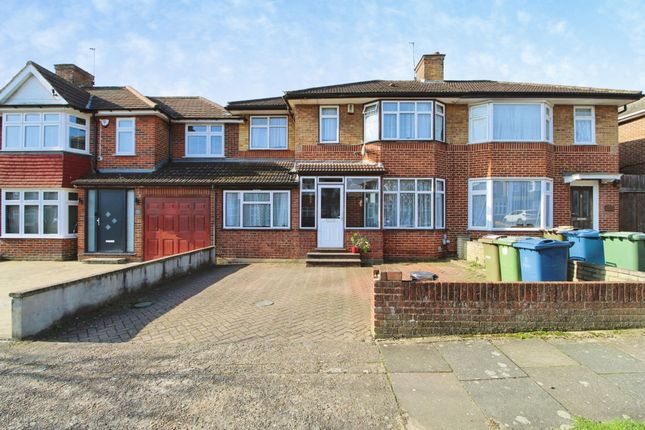 5 bed property, in Derwent Crescent, £690,000